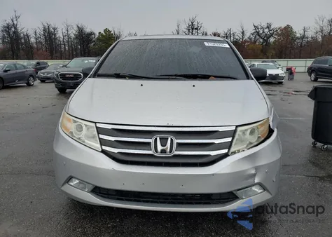 2011 Honda Odyssey Touring z USA, uszkodzony, nr VIN 5FNRL5H95BB070435